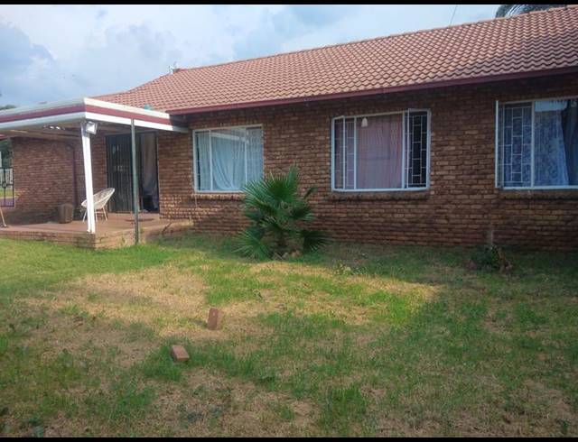 3 BEDROOM TOWNHOUSE FOR SALE IN ROOIHUISKRAAL NORTH